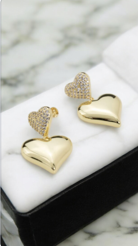 Aretes en forma de corazon con en brillante