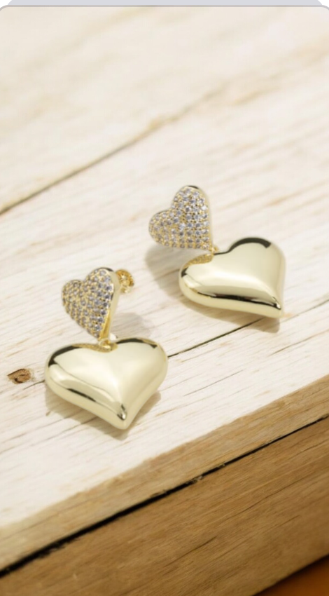 Aretes en forma de corazon con en brillante