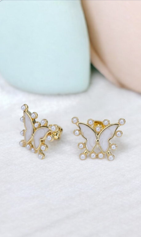 Aretes Dorado en Forma de mariposa con perlas