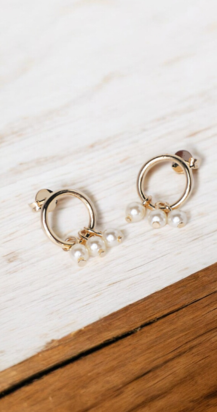 Aretes dorados perla colgantes