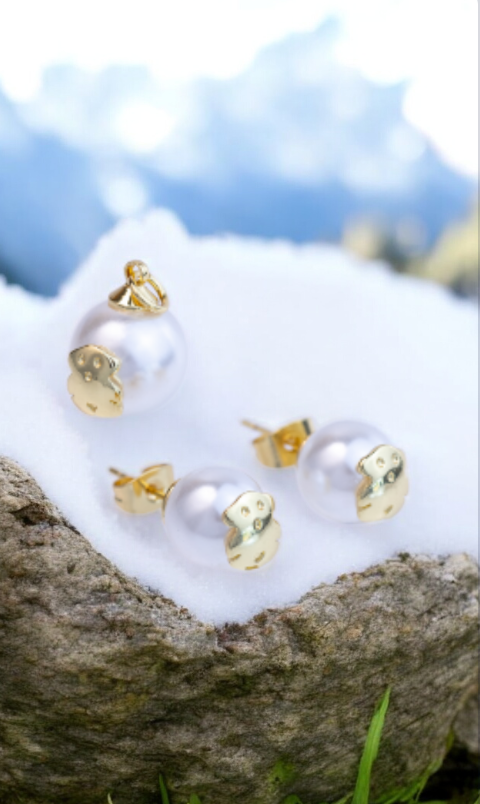 Conjunto de aretes y colgante de perla con mini oso dorado