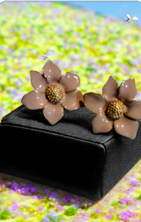 Rose-shaped earring combined with gold