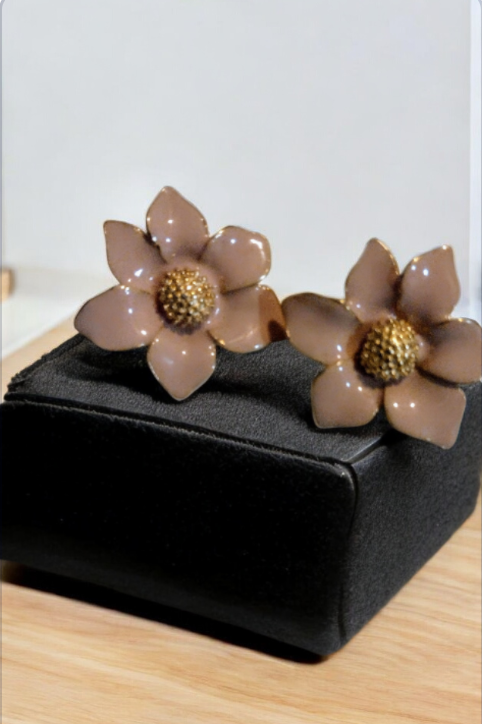 Rose-shaped earring combined with gold