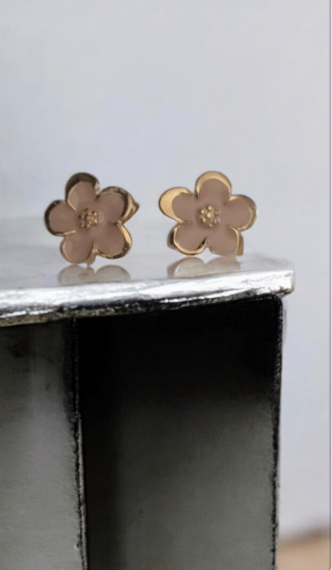 Small Flower-Shaped Earrings 🌸