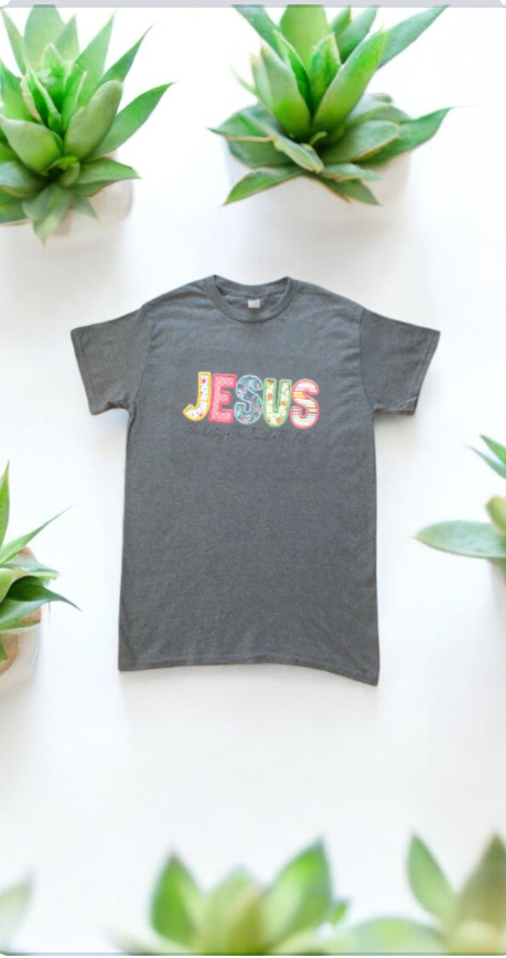 Short-sleeved T-shirt with the phrase "Jesus"