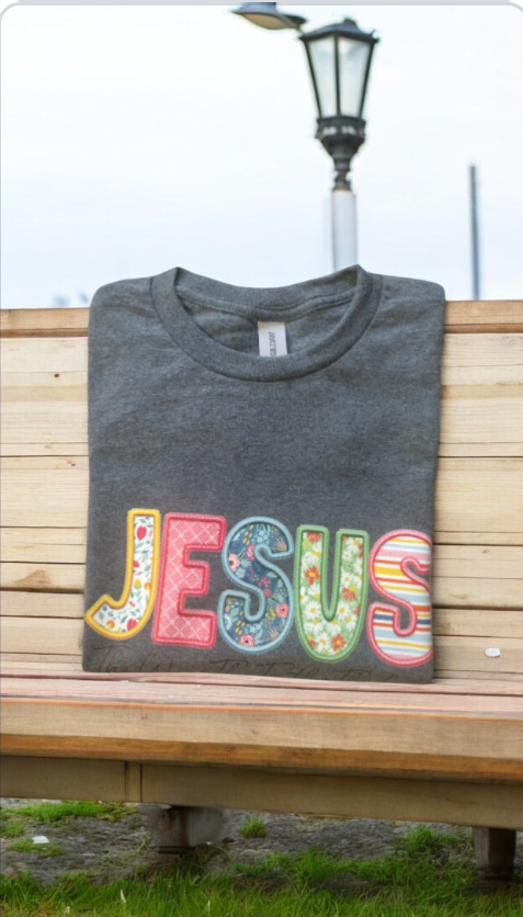 Short-sleeved T-shirt with the phrase "Jesus"