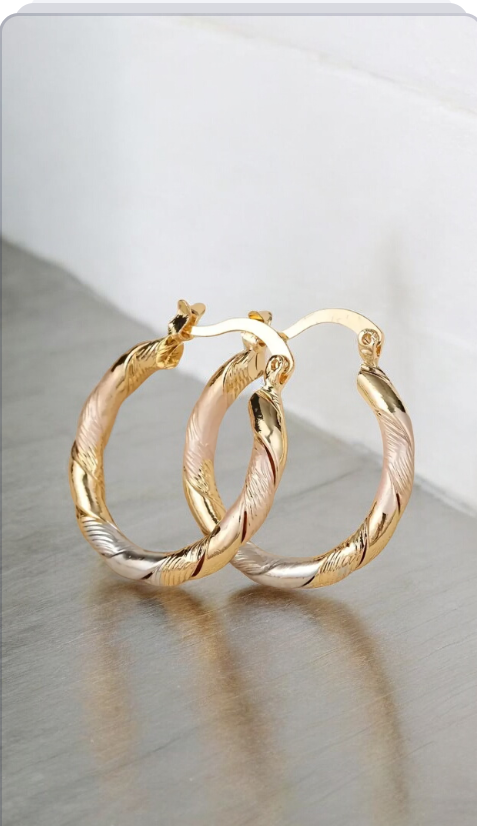 Aretes medianos en forma de aro con tres colores