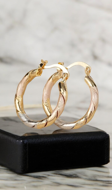 Aretes medianos en forma de aro con tres colores