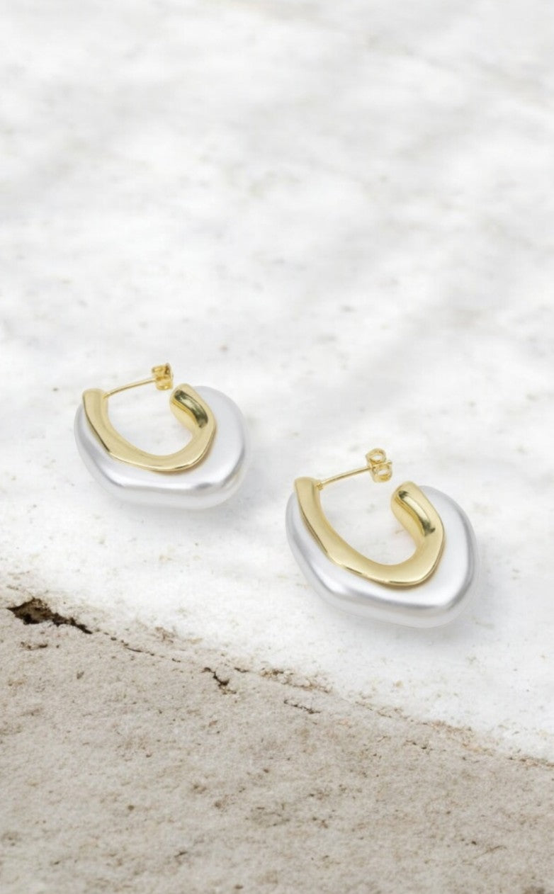 Aretes dorados con terminación en blanco