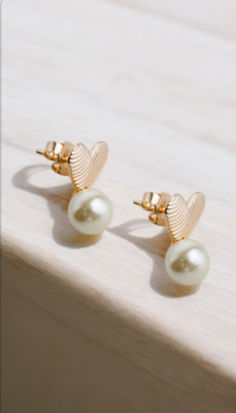 Oro y Perlas una combinación del color blanco con el dorado que brinda elegancia y clase 