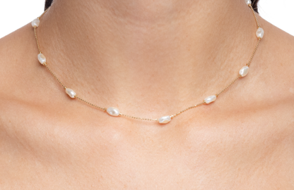 Gold necklace in combination with pearls