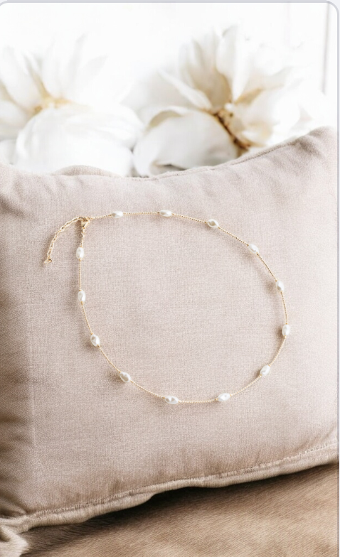 Gold necklace in combination with pearls