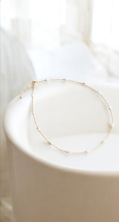 Gold necklace in combination with pearls