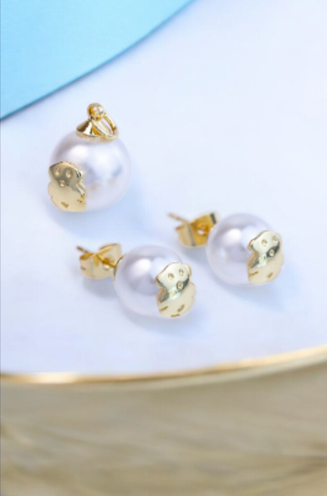 Conjunto de aretes y colgante de perla con mini oso dorado
