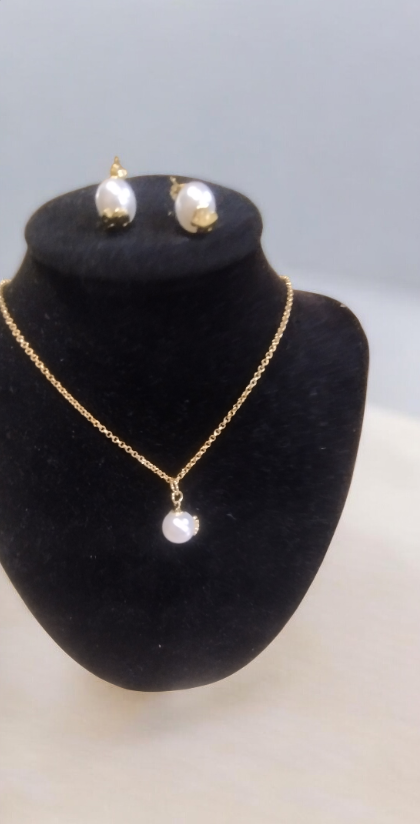 Conjunto de aretes y colgante de perla con mini oso dorado