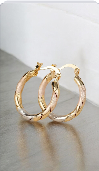 Aretes medianos en forma de aro con tres colores