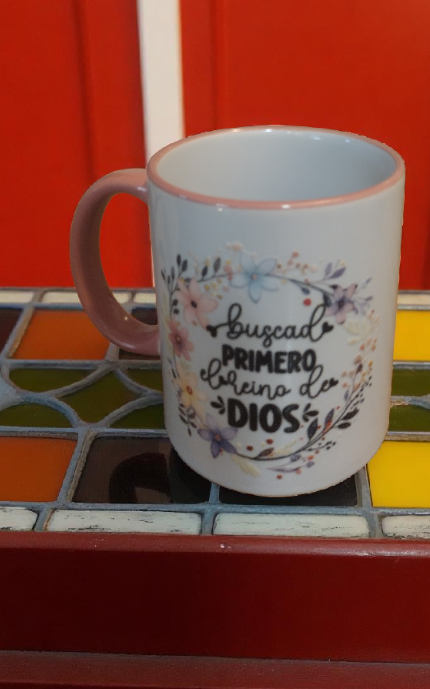 Tazas en color blanca y rosa con cita biblica