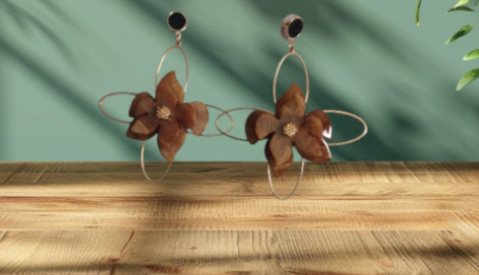 Aretes Dorados en forma de flor marrón