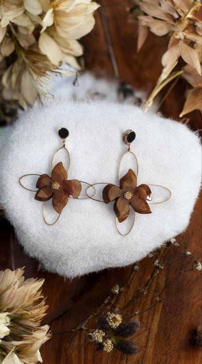 Aretes Dorados en forma de flor marrón