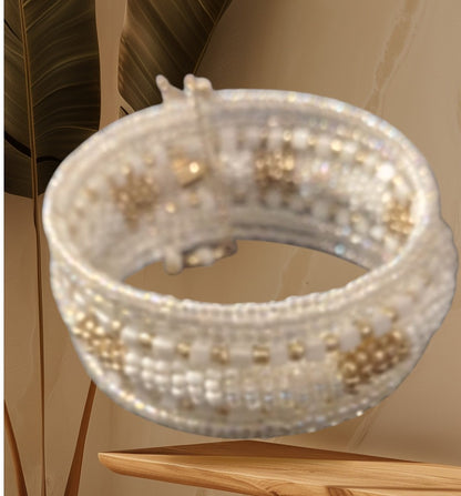 Brazalete blanco con detalles dorado