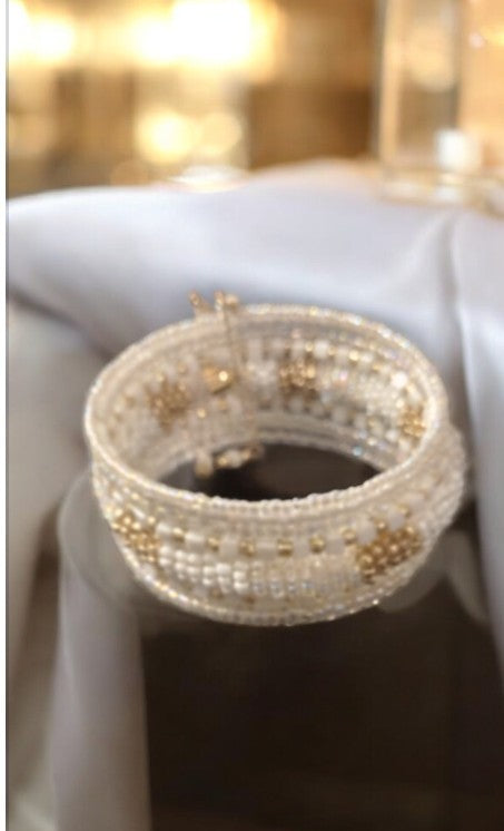 Brazalete blanco con detalles dorado