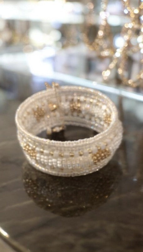 Brazalete blanco con detalles dorado