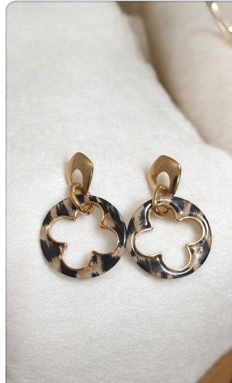 Pendiente de leopardo y dorado