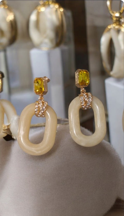 Aretes beige con piedras color lima
