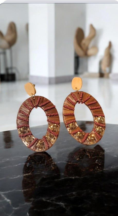 Aretes marrones en piedras doradas