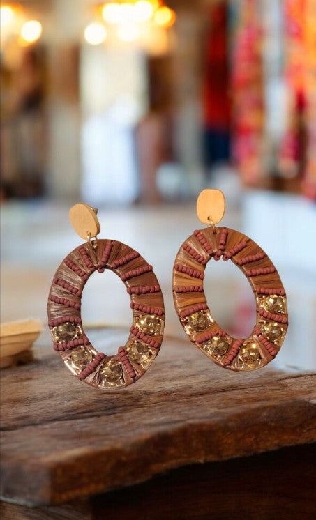 Aretes marrones en piedras doradas