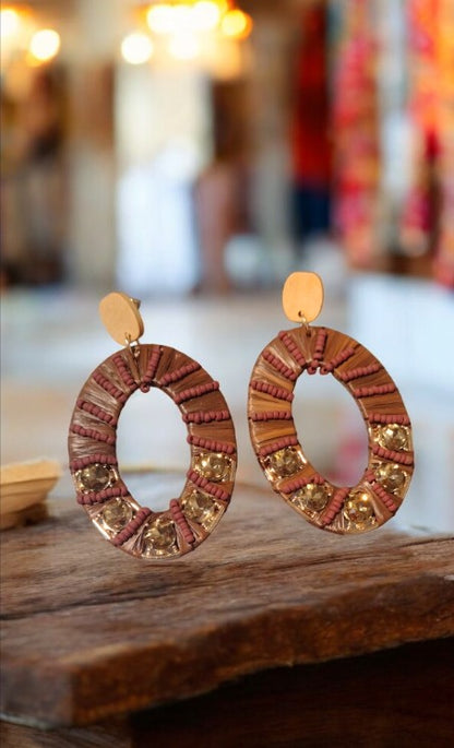 Aretes marrones en piedras doradas