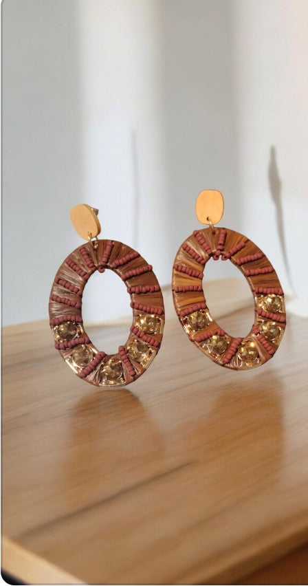 Aretes marrones en piedras doradas