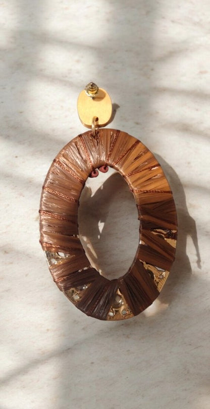 Aretes marrones en piedras doradas