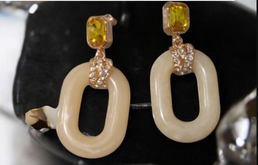 Aretes beige con piedras color lima