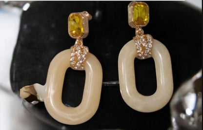 Aretes beige con piedras color lima