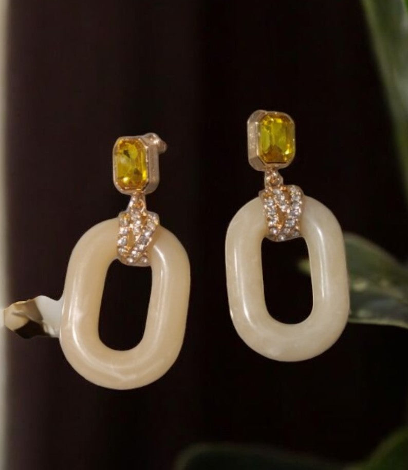 Aretes beige con piedras color lima