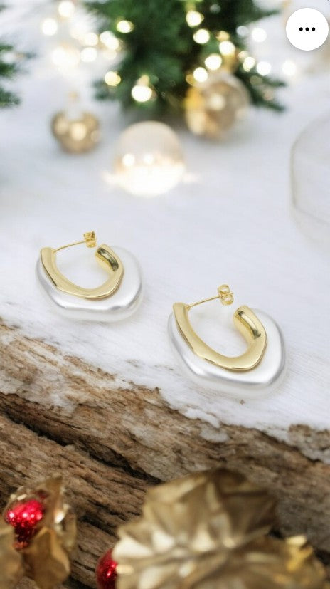 Aretes dorados con terminación en blanco