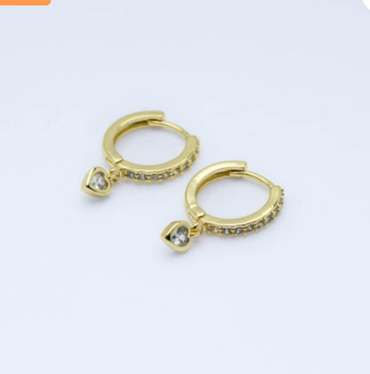 Aretes con corazón en cristal