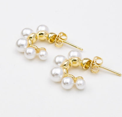 Earrings in white pearls