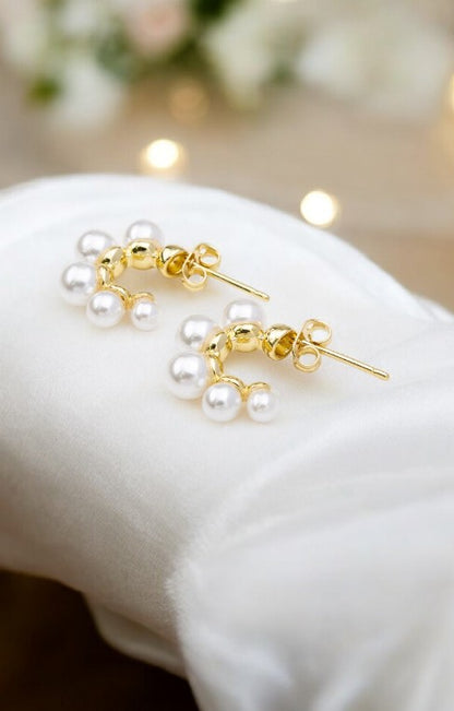 Earrings in white pearls