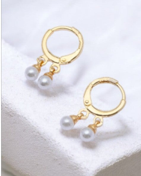 Gold earrings with dangling pearls
